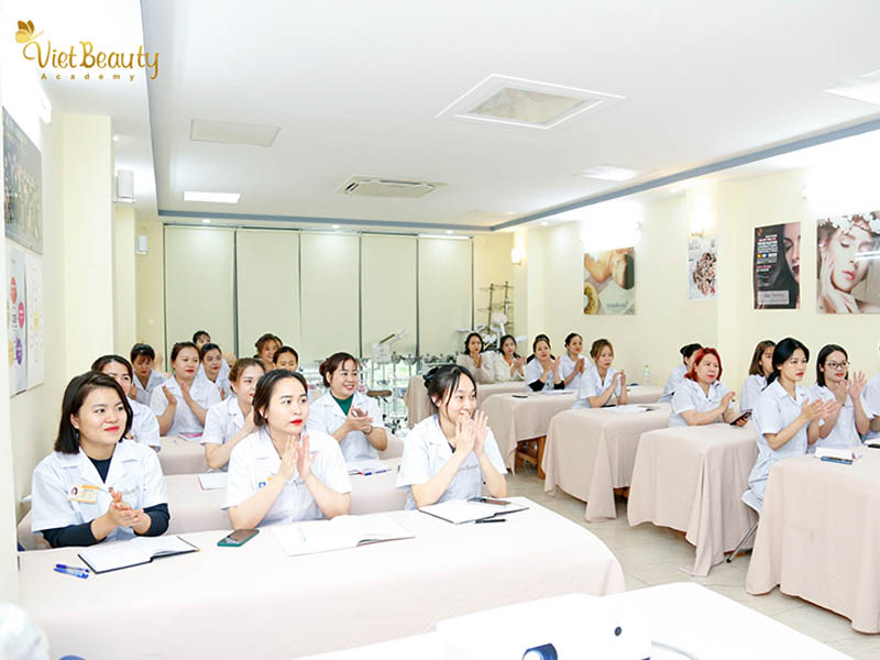 Lớp học lý thuyết phun xăm tại VietBeauty Academy - địa chỉ học phun xăm uy tín tại Hà Nội