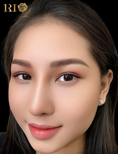 Điêu khắc chân mày phong cách Hàn Quốc với dáng mày ngang tự nhiên, sợi mày mềm mại, đầu mày nhạt và đuôi mày thanh thoát, phù hợp nhiều khuôn mặt.