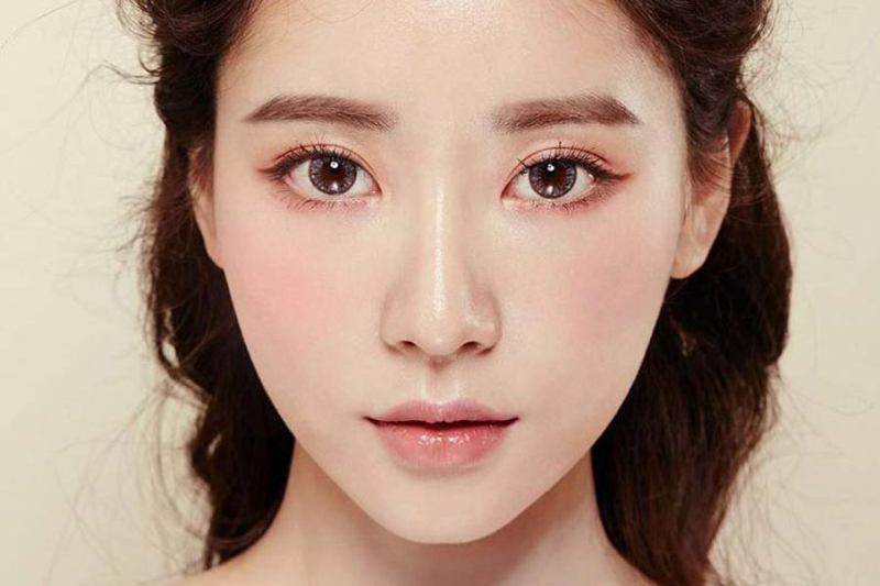 Điêu khắc chân mày sợi ngang với kỹ thuật tạo sợi tự nhiên, giúp dáng mày cân đối, mềm mại và hài hòa với đường nét khuôn mặt.