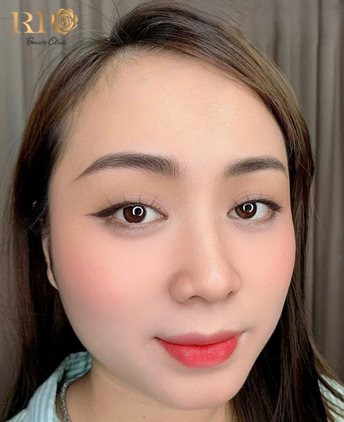 Điêu khắc chân mày Hairstroke bằng kim Nano chuyên dụng tạo sợi siêu mảnh, mô phỏng lông mày thật với hiệu ứng mềm mại và tự nhiên.