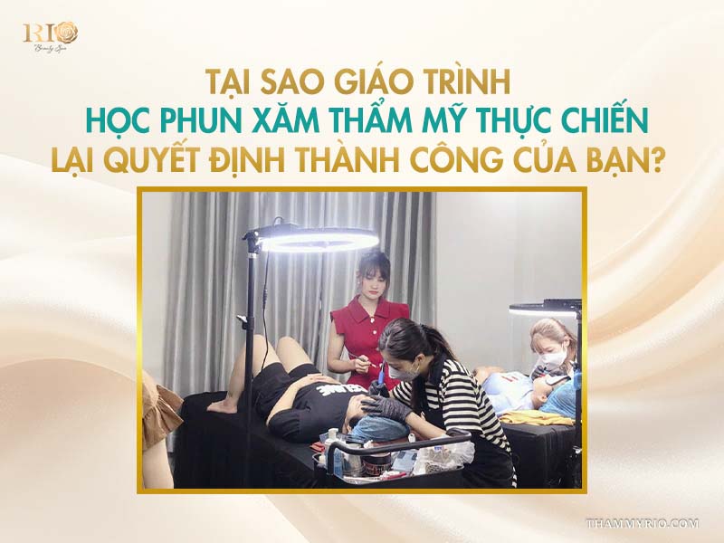 Giảng viên hướng dẫn học viên thực hành trên người thật theo giáo trình phun xăm thực chiến tại Rio Beauty Clinic.