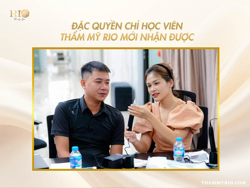 Giảng viên hướng dẫn kỹ thuật sử dụng máy xăm trong khóa học phun mí mắt tại Thẩm mỹ Rio.