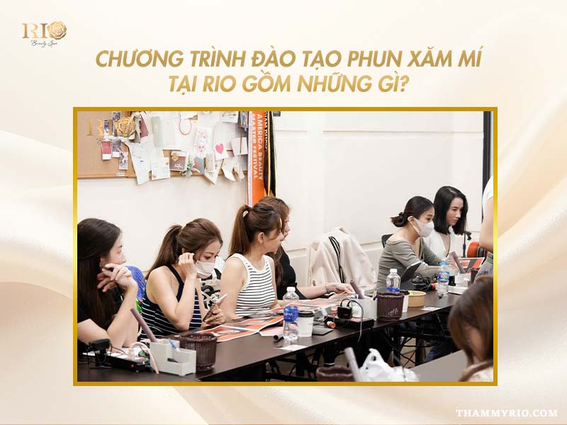 Lớp học lý thuyết thuộc chương trình khóa học phun mí mắt tại Thẩm mỹ Rio.