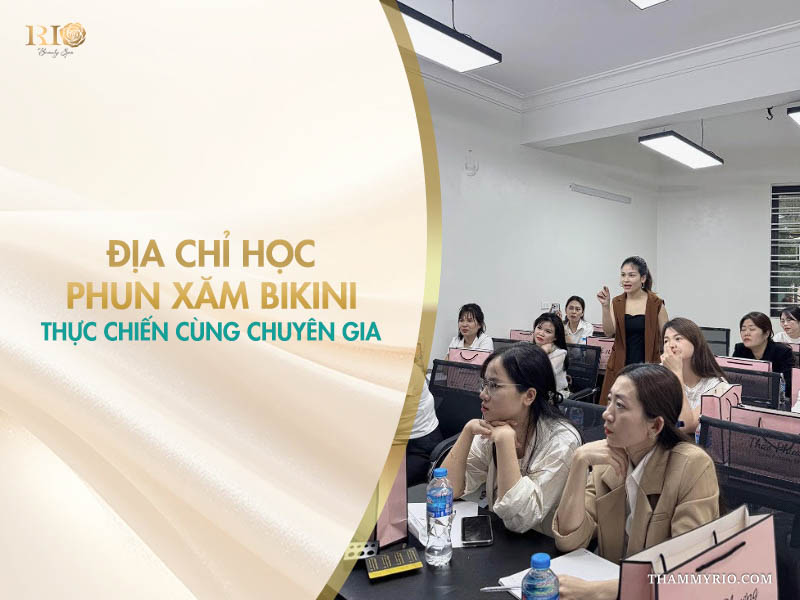 Lớp học phun xăm bikini thực chiến với đông đảo học viên đang chăm chú lắng nghe giảng viên tại Thẩm mỹ Rio