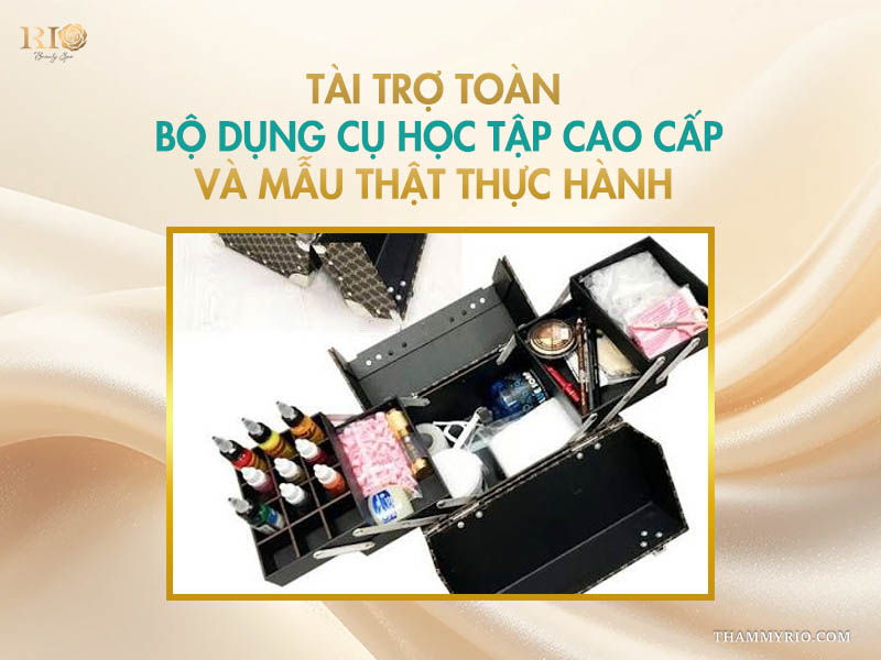Cốp đựng dụng cụ phun xăm thẩm mỹ chuyên nghiệp đầy đủ mực xăm, kim, dụng cụ hỗ trợ được tài trợ cho học viên tại Thẩm mỹ Rio