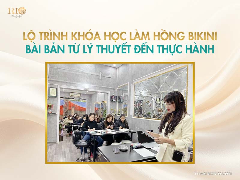 Giảng viên Thẩm mỹ Rio đeo micro đang giảng bài cho lớp học viên trong không gian phòng học hiện đại