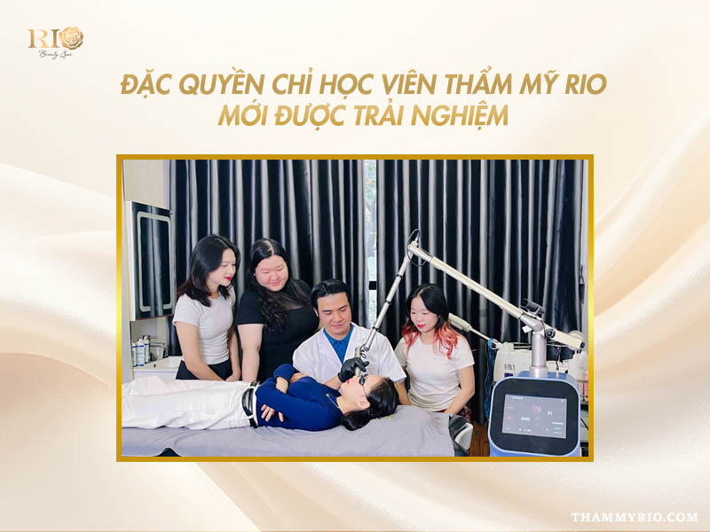 Học viên khóa học phun xăm nhũ hoa tại thẩm mỹ Rio trải nghiệm thực hành công nghệ hiện đại.