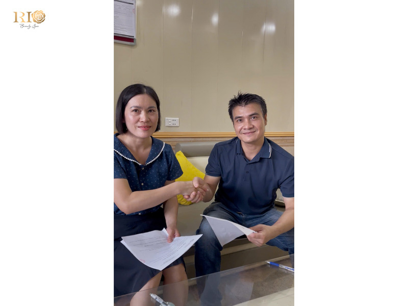 Học viên ký kết hợp đồng tham gia khóa học phun xăm nhũ hoa tại Rio.