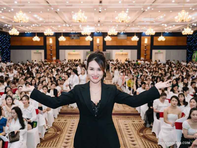 Ban cố vấn Kiều Nhi tại RIO Beauty Clinic tự tin giơ tay chào đón đông đảo học viên và khách mời tại sự kiện thẩm mỹ lớn.