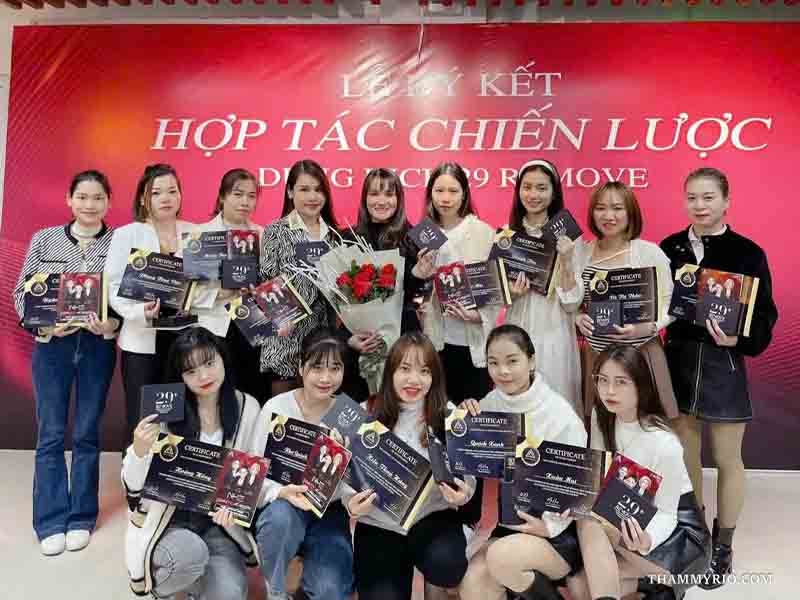 Các học viên hân hoan cầm chứng nhận tốt nghiệp hoàn thành khóa học phun xăm thẩm mỹ chuyên nghiệp tại Thẩm mỹ Rio.
