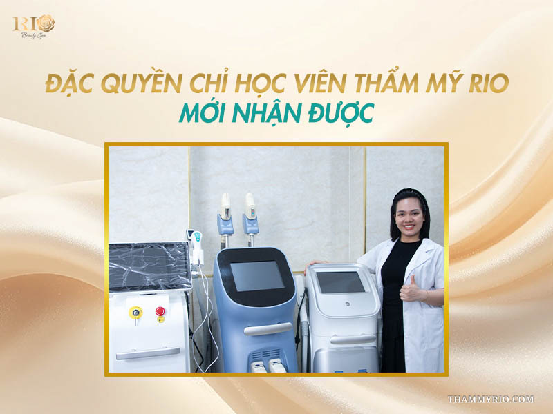 Chuyên gia spa tại Rio đứng cạnh dàn máy hiện đại, giới thiệu đặc quyền dành cho học viên khi đăng ký học triệt lông.