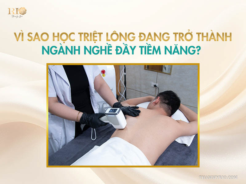 Kỹ thuật viên thực hành học triệt lông lưng cho khách hàng nam tại Thẩm mỹ Rio.