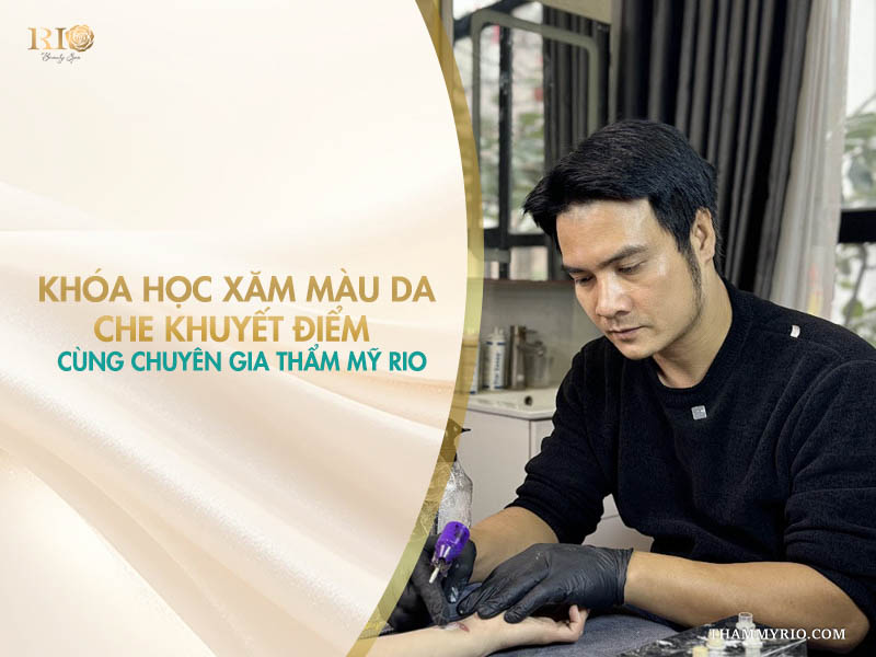 Chuyên gia Thẩm mỹ Rio đang thực hành kỹ thuật xăm màu da che khuyết điểm trên tay khách hàng