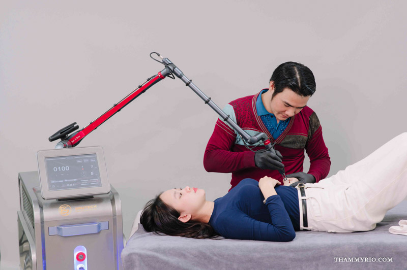 Chuyên gia Thẩm mỹ Rio thực hành bắn Laser xóa xăm bằng máy công nghệ cao cho khách hàng.
