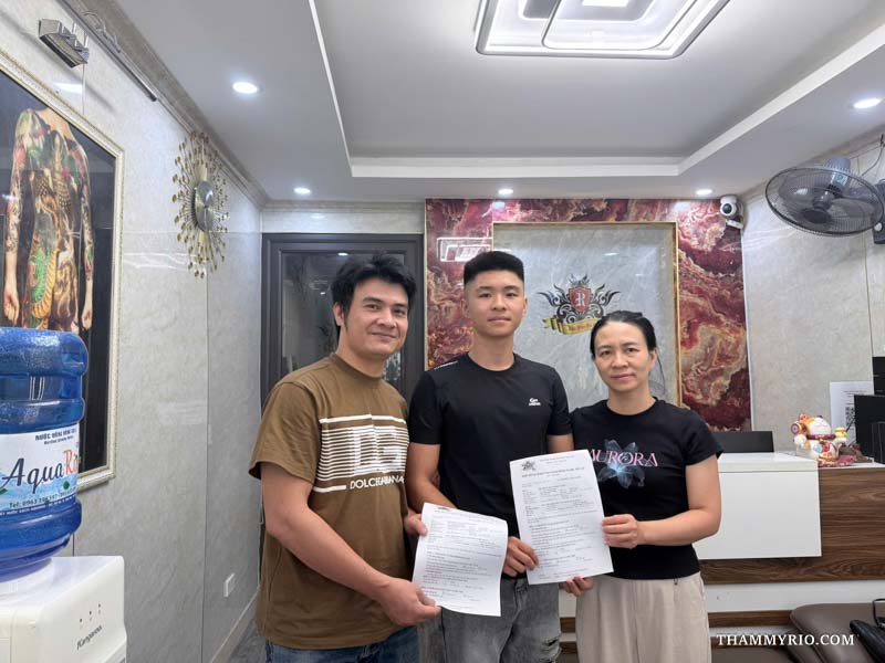 Học viên cùng phụ huynh hoàn tất thủ tục đăng ký nhập học khóa đào tạo nghề tại Thẩm mỹ Rio.