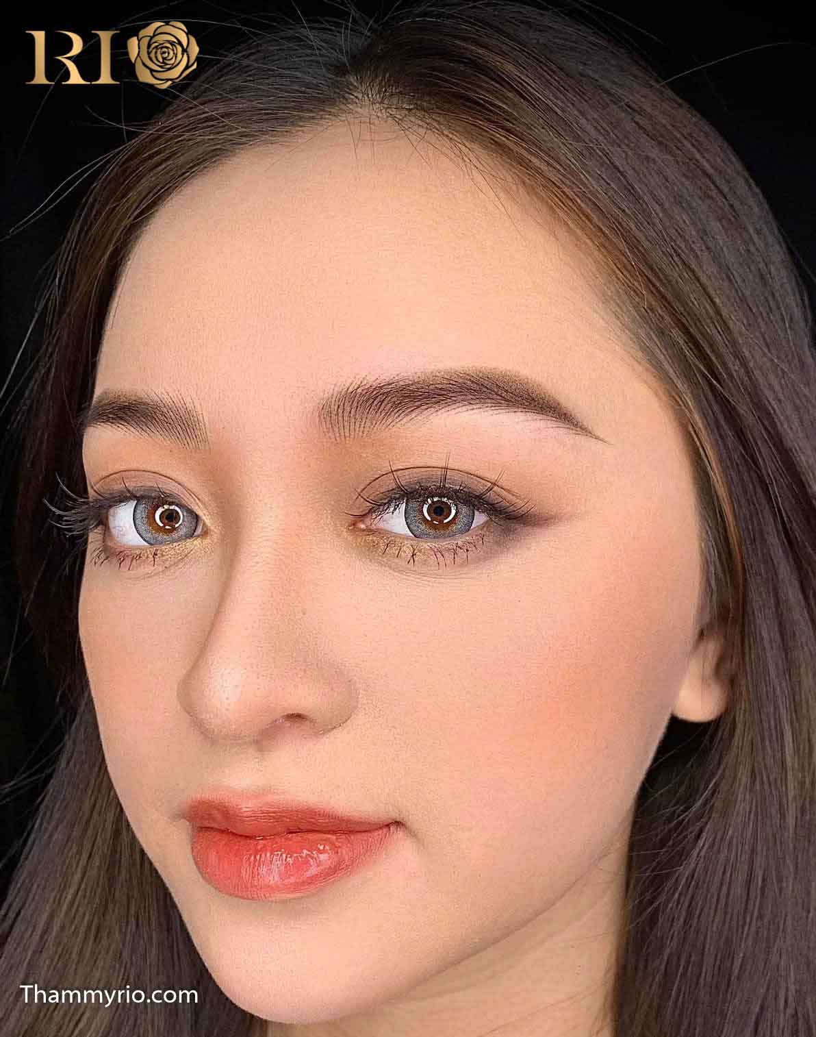 Điêu khắc chân mày Hairstroke kết hợp Ombre rải hạt tự nhiên giúp tạo sợi sắc nét, che chân mày cũ và mang lại hiệu ứng mềm mại, hài hòa.