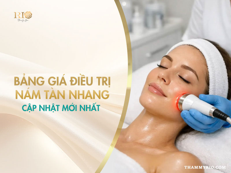 Kỹ thuật viên đeo găng tay xanh thao tác máy chiếu ánh sáng hồng ngoại chăm sóc da mặt trên banner bảng giá điều trị nám tàn nhang