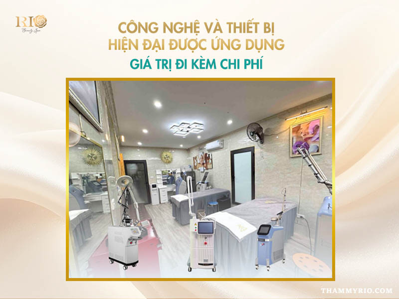 Toàn cảnh phòng điều trị spa trang bị giường nằm và các thiết bị máy laser thẩm mỹ hiện đại