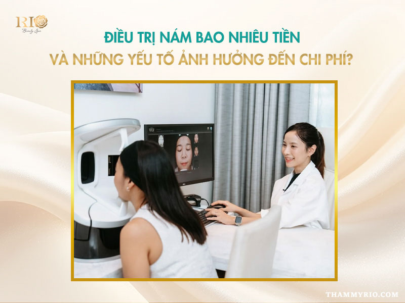 Bác sĩ da liễu mỉm cười hướng dẫn khách hàng soi da và phân tích cấu trúc hắc tố trên màn hình máy tính