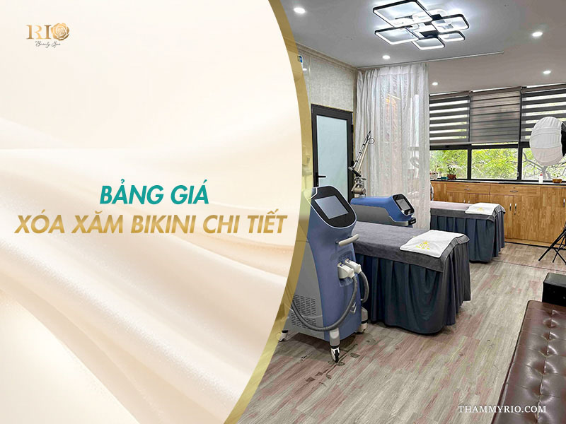 Không gian phòng spa hiện đại trang bị máy laser thẩm mỹ trên banner bảng giá xóa xăm bikini chi tiết
