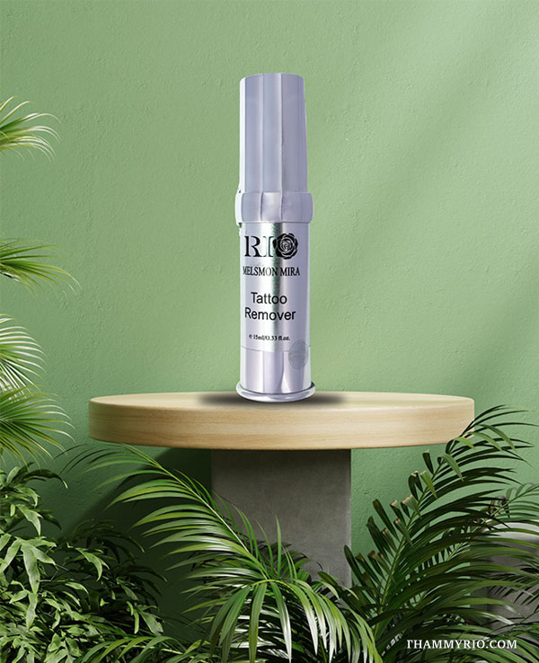 Chai dung dịch hút mực xăm chuyên dụng Rio Melsmon Mira Tattoo Remover đặt trên đôn gỗ trang trí cây xanh