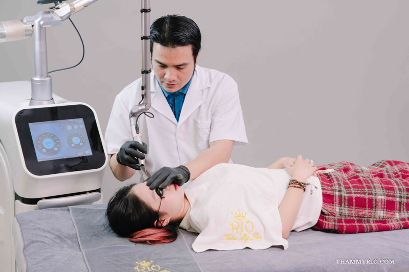 Chuyên gia Thẩm mỹ Rio thao tác máy laser Picotech xóa xăm mí mắt an toàn cho khách hàng
