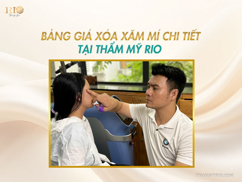 Master Trần Mạnh Thắng thăm khám trực tiếp vùng mí mắt và tư vấn bảng giá xóa xăm mí cho khách hàng