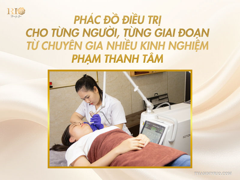 Chuyên gia Phạm Thanh Tâm đeo găng tay y tế cẩn thận thao tác đầu máy laser điều trị tổn thương sắc tố cho khách hàng