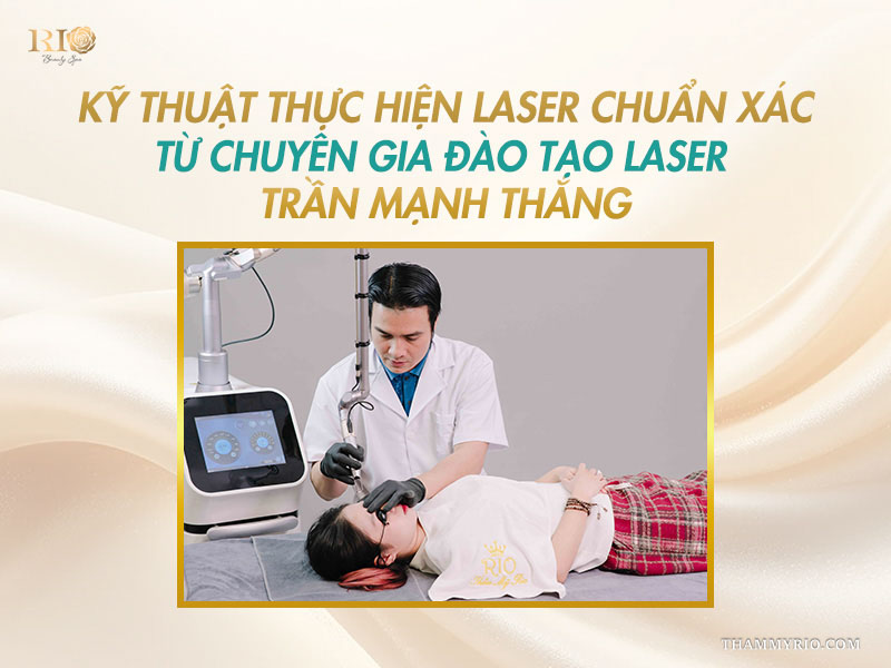 Chuyên gia đào tạo Laser Trần Mạnh Thắng mặc blouse trắng đang thao tác máy laser bắn bớt Hori và nám chân sâu