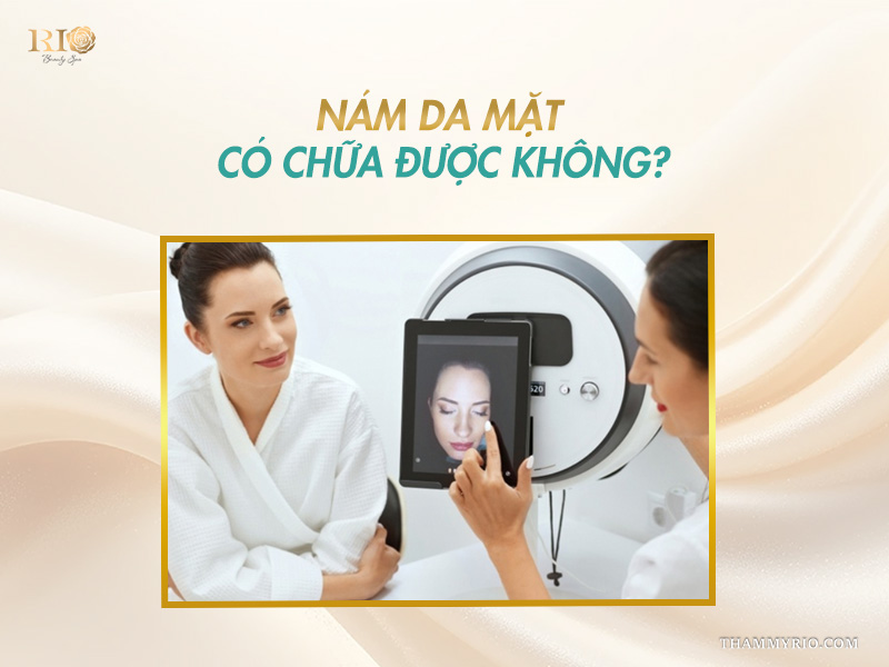 Bác sĩ tư vấn nám da mặt có chữa được không qua thiết bị soi da tại Rio Beauty Clinic.