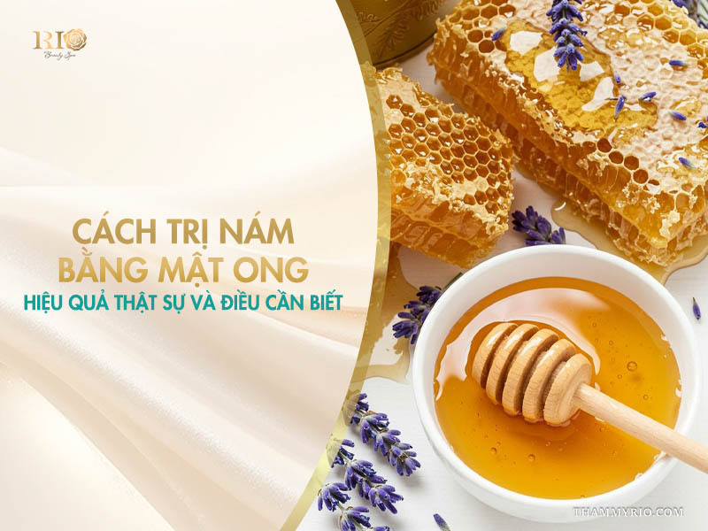 Bát mật ong nguyên chất cùng gáo múc, tảng tổ ong và hoa lavender trên banner tìm hiểu cách trị nám bằng mật ong