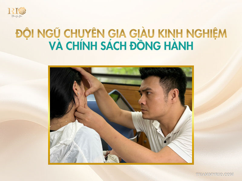 Chuyên gia Thẩm mỹ Rio trực tiếp dùng tay kiểm tra cấu trúc da và mảng nám vùng má cho khách hàng nữ