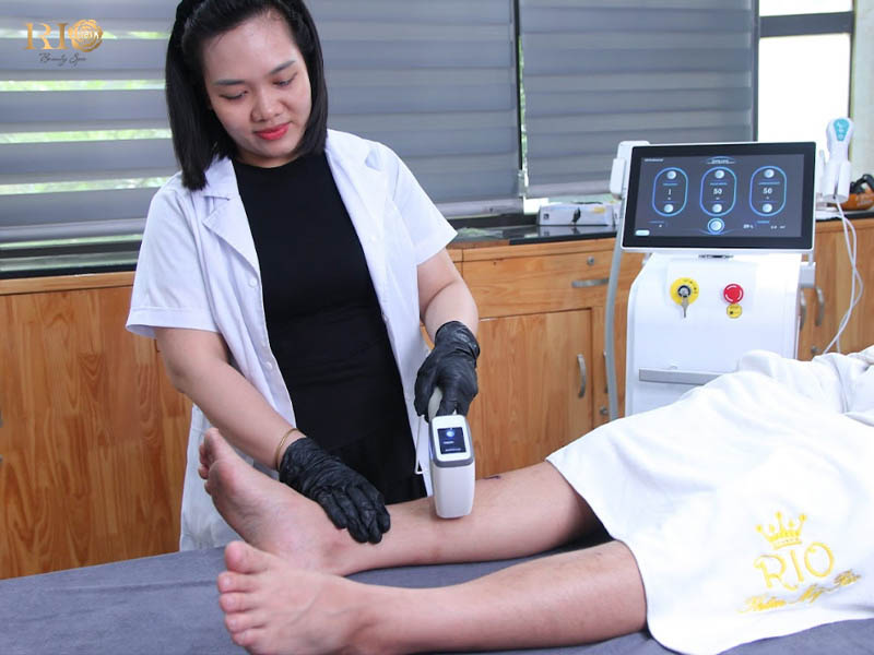 Chuyên gia Phạm Thanh Tâm trực tiếp triệt lông bằng công nghệ triệt lông Navy AI Diode Laser tại Rio Beauty Clinic
