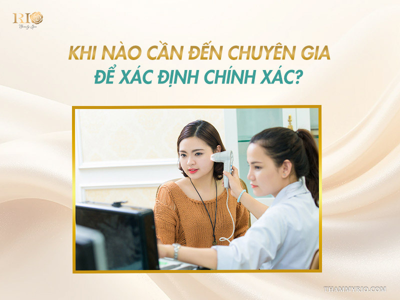 Bác sĩ thẩm mỹ sử dụng thiết bị soi da cầm tay chẩn đoán mức độ cho khách hàng da bị nám nhẹ