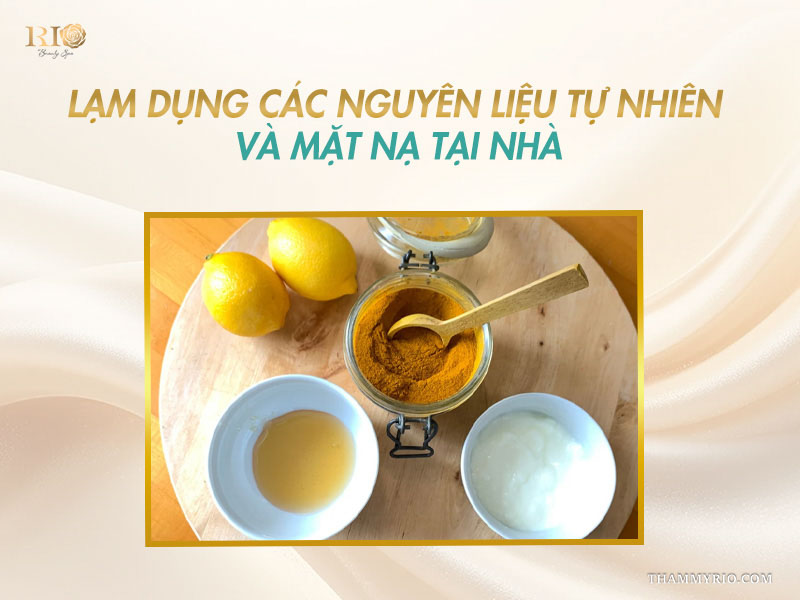 Mẹt gỗ bài trí tinh bột nghệ, chanh tươi, mật ong và sữa chua trên banner cảnh báo lạm dụng nguyên liệu tự nhiên điều trị nám chân sâu