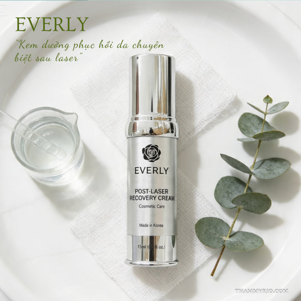 Chai kem dưỡng phục hồi Everly 15ml đặt trên đĩa sứ trắng cùng nhánh lá khuynh diệp và cốc thủy tinh
