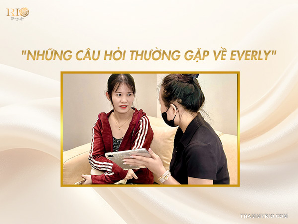 Chuyên viên đeo khẩu trang tư vấn giải đáp thắc mắc về sản phẩm Everly sau laser giãn mao mạch cho khách hàng