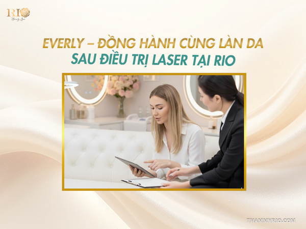 Chuyên gia thẩm mỹ tư vấn phác đồ kết hợp sản phẩm Everly sau laser giãn mao mạch tại Thẩm mỹ Rio