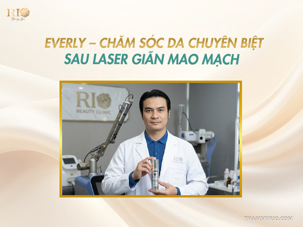 Master Trần Mạnh Thắng cầm sản phẩm Everly sau laser giãn mao mạch tại phòng điều trị Thẩm mỹ Rio