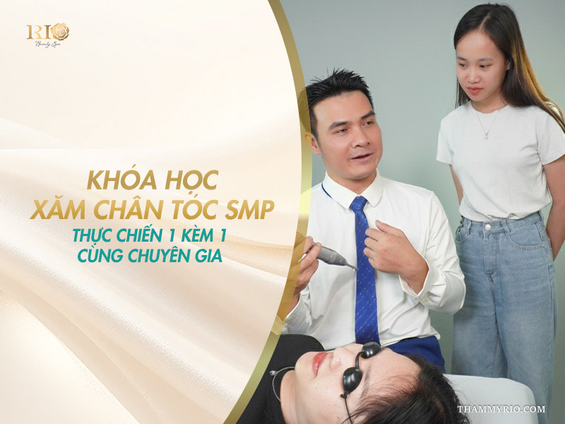 Chuyên gia hướng dẫn thực chiến 1 kèm 1 trong khóa học xăm chân tóc SMP tại Rio Beauty Clinic.