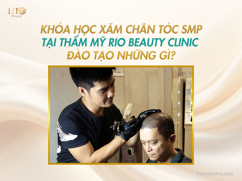 Kỹ thuật viên thực hành xăm chân tóc SMP trong chương trình đào tạo tại Rio Beauty Clinic.