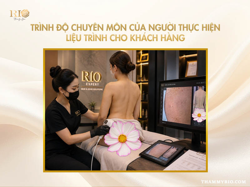 Chuyên viên Rio thao tác đầu máy công nghệ cao điều trị sắc tố da trên banner khử thâm mông giá bao nhiêu