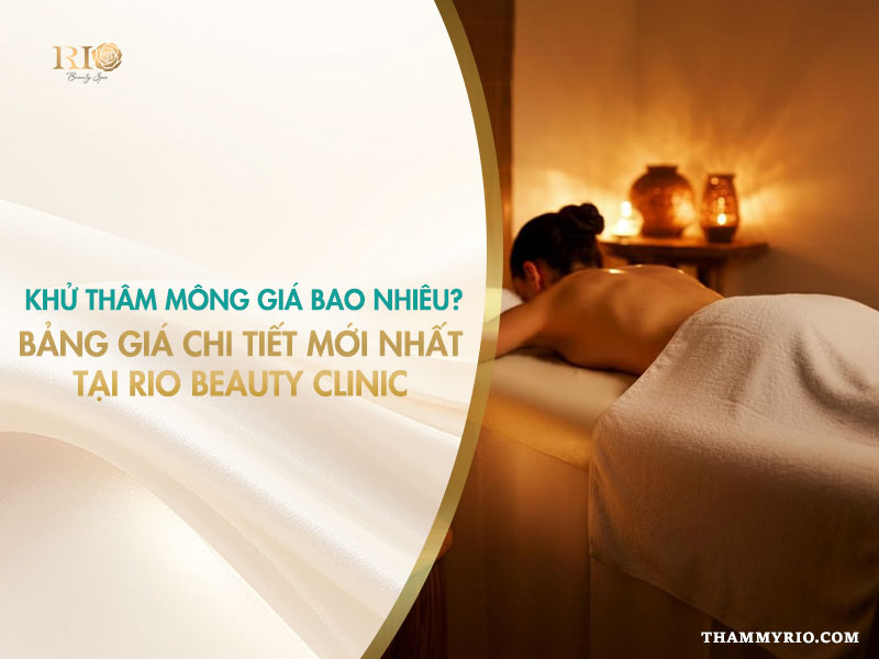 Khách hàng nữ nằm thư giãn trên giường spa trên banner cập nhật bảng giá khử thâm mông giá bao nhiêu tại Rio Beauty Clinic