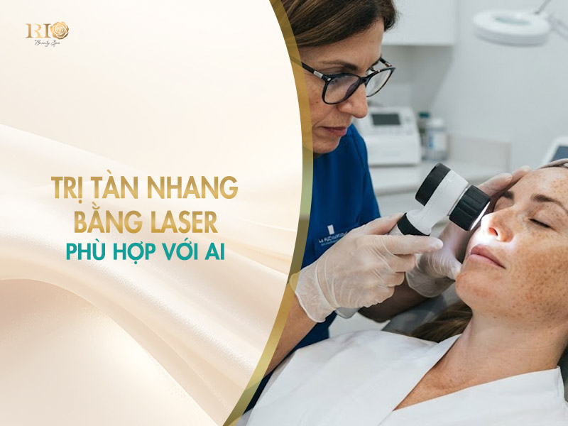 Bác sĩ da liễu đang dùng máy soi chuyên dụng để kiểm tra xem khách hàng có phù hợp điều trị laser tàn nhang không.