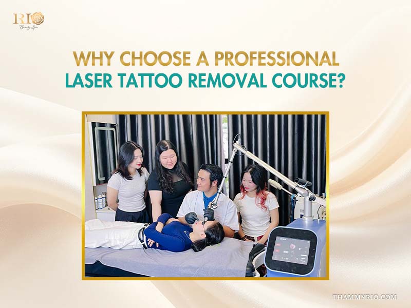 Expert Tran Manh Thang guiding three trainees during a live laser tattoo removal session on a Rio Beauty Spa banner