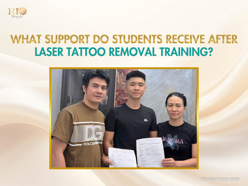 Expert Tran Manh Thang presenting a signed training commitment contract to a male student at Rio Beauty Spa. Laser tattoo removal training course