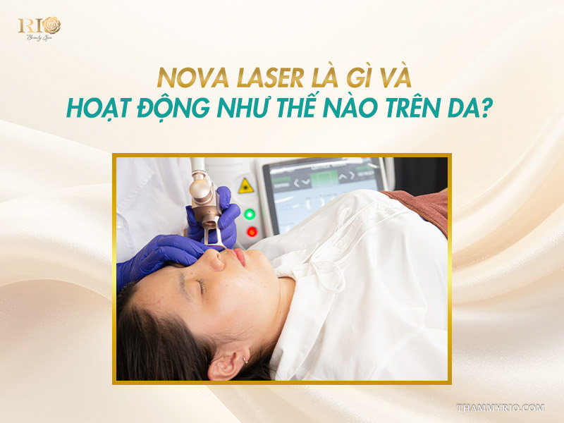 Kỹ thuật viên đeo găng tay xanh đang cẩn thận thao tác đầu chiếu Nova Laser điều trị sắc tố da mặt cho khách hàng