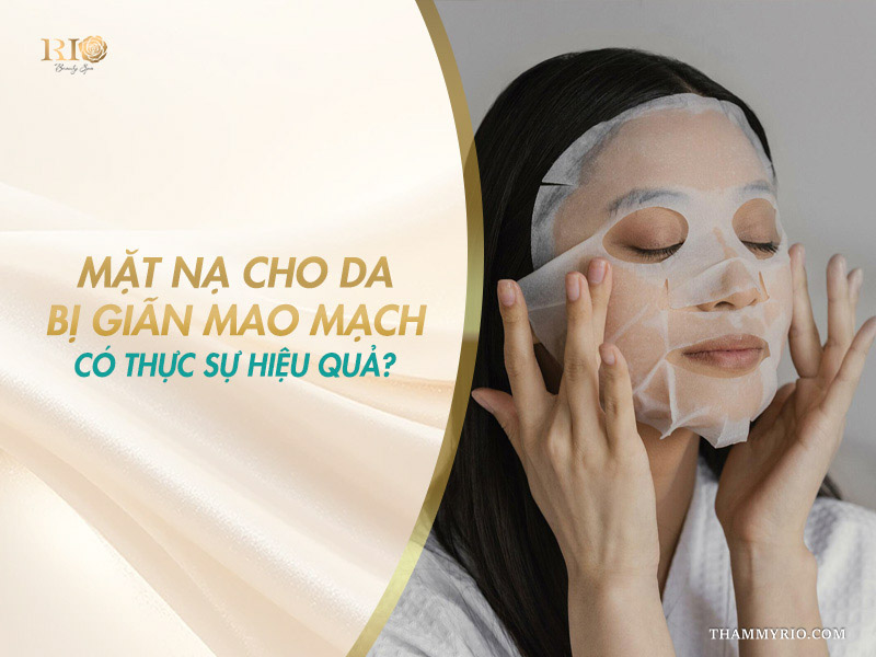Khách hàng nữ đắp mặt nạ giấy cấp ẩm làm dịu trên banner tìm hiểu mặt nạ cho da bị giãn mao mạch có hiệu quả không