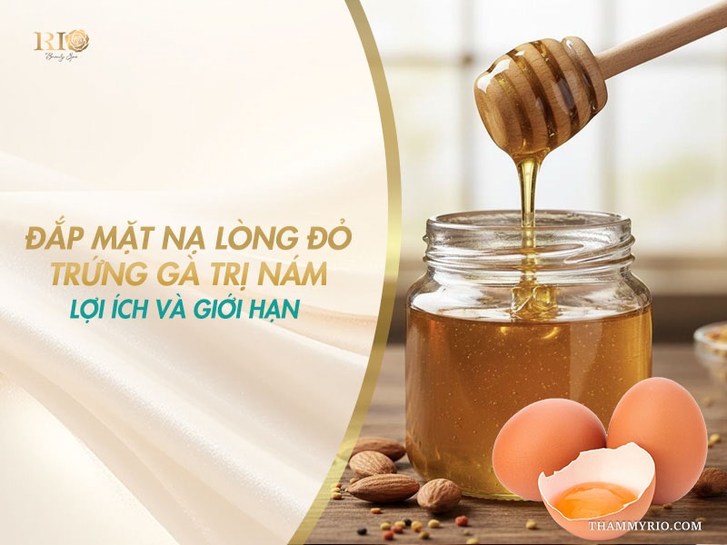Hũ mật ong vàng sóng sánh bên cạnh quả trứng gà đập dở để lộ lòng đỏ tươi trên banner đắp mặt nạ lòng đỏ trứng gà trị nám