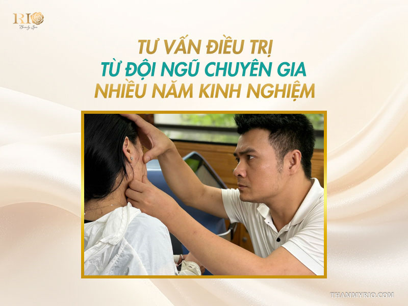 Chuyên gia Thẩm mỹ Rio trực tiếp dùng tay kiểm tra cấu trúc da và mảng nám vùng má cho khách hàng nữ